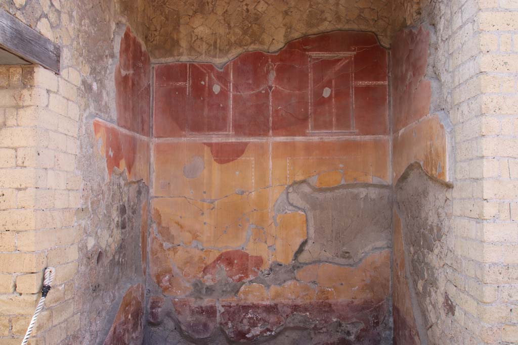 Ins. Orientalis I, 2, Herculaneum, October 2020.
Looking south to remaining painted decoration in ala in south-east corner of atrium. Photo courtesy of Klaus Heese.